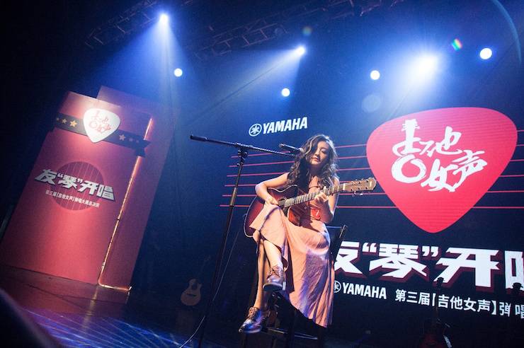 第四届“FH至尊吉他女声弹唱大赛”总冠军出炉<br />温格夺冠，董冬冬担任评委