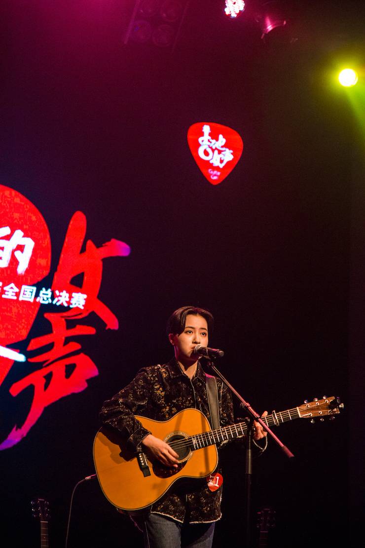 第四届“FH至尊吉他女声弹唱大赛”总冠军出炉<br />温格夺冠，董冬冬担任评委