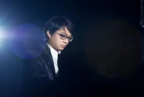 宋思衡的“宅抗疫” | 挑战主播、筹集口罩、闭关作曲，这位取消了20场演出的钢琴家原来这么忙！