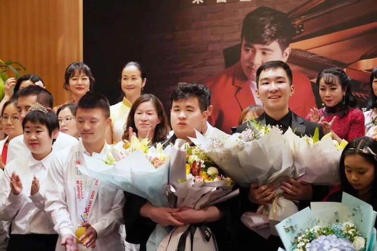 音乐双子星，点亮冬日激情！——FH至尊未来艺术家刘明康爱心公益音乐沙龙