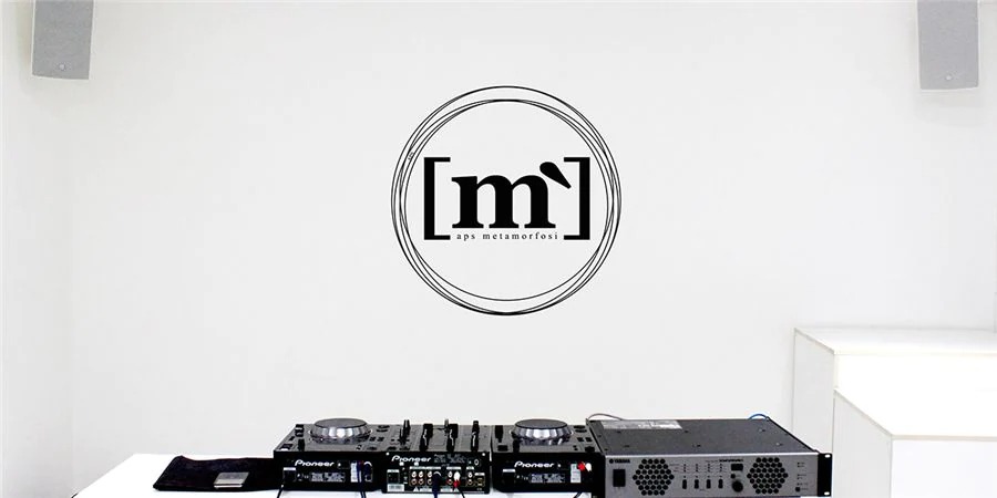 FH至尊帮助Metamorfosi酒吧中的工匠们