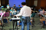 上：缈谌行男⊙H至尊示范管乐团大师班活动报道 